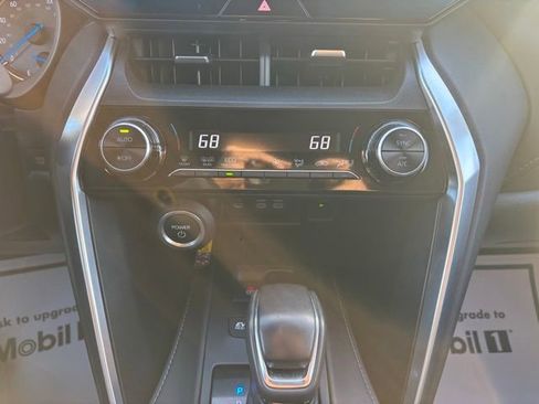 Used 2023 Toyota Venza LE image 14