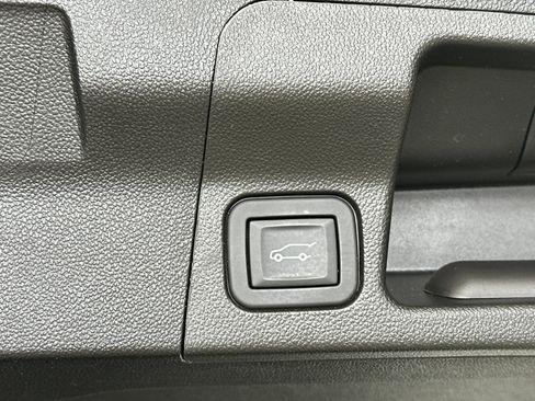 Used 2023 GMC Acadia SLE w/ Driver Convenience Package image 16