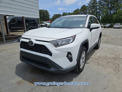 Used 2020 Toyota RAV4 XLE FWD image 2