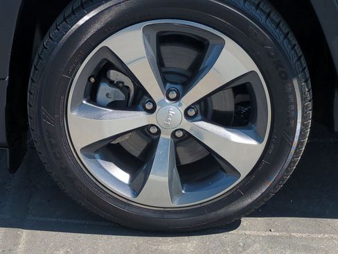 Used 2019 Jeep Cherokee Limited FWD image 27