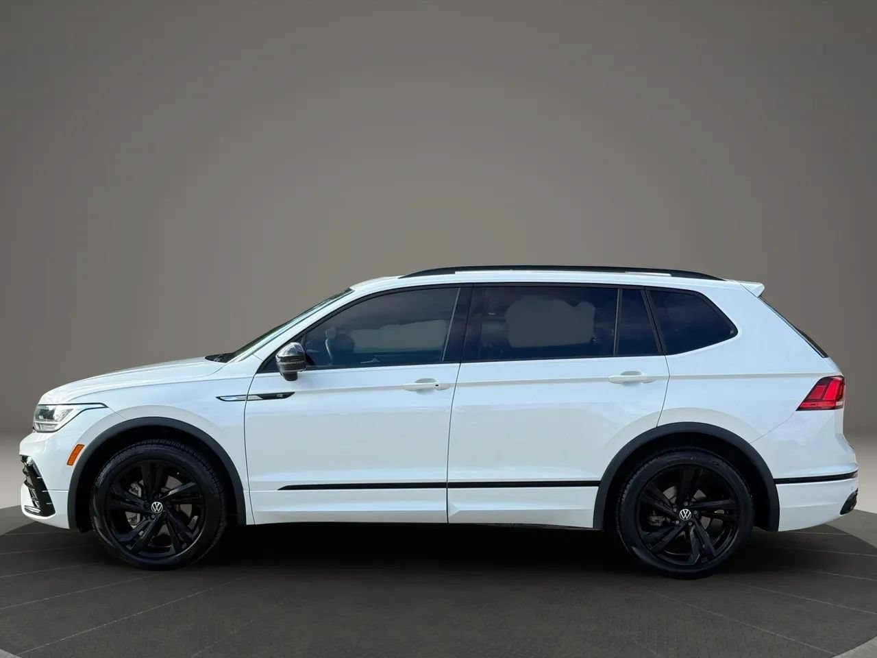 Used 2023 Volkswagen Tiguan SE R-Line FWD image 3