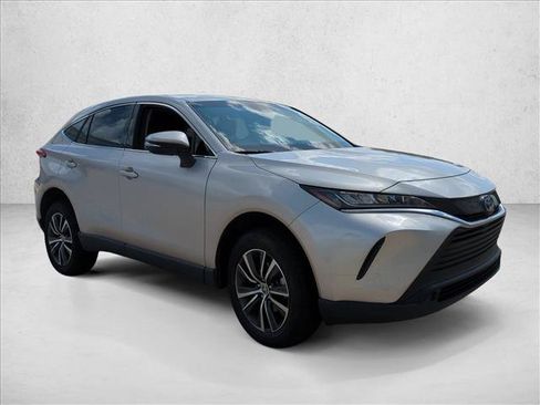 Certified 2022 Toyota Venza LE AWD/4WD image 3