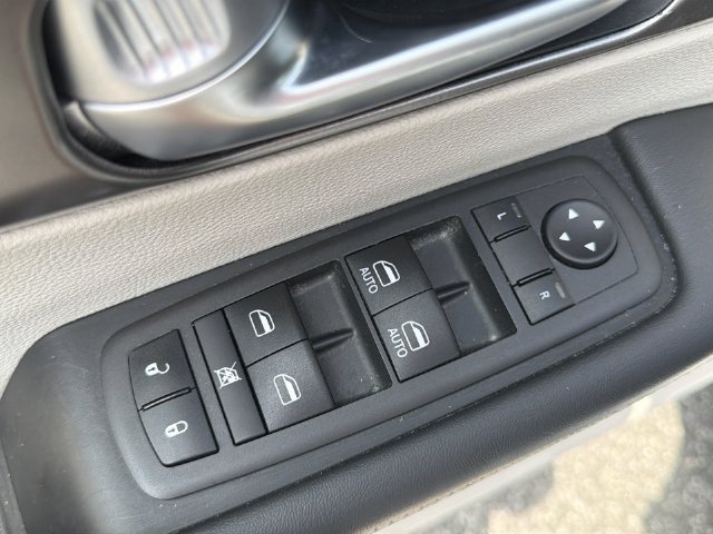 Used 2024 Chrysler Pacifica Touring-L FWD image 31