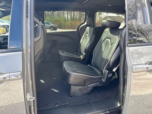 Used 2025 Chrysler Pacifica Limited AWD/4WD image 14