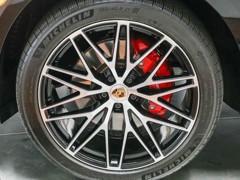 Certified 2022 Porsche Macan S AWD/4WD image 13