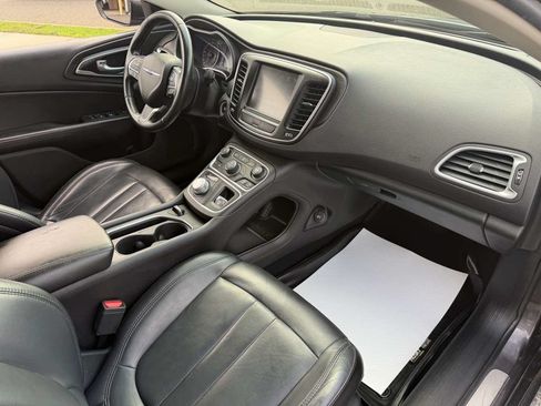 Used 2017 Chrysler 200 Limited Platinum w/ Comfort & Convenience Group FWD image 19
