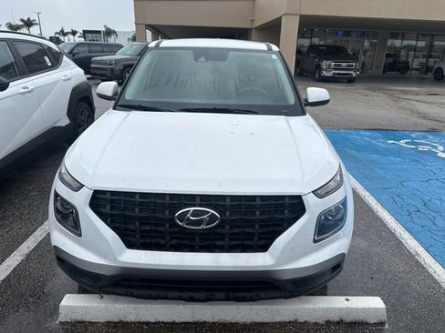 Used 2020 Hyundai Venue SE image 2