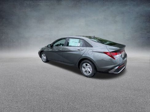Used 2025 Hyundai Elantra SE image 17