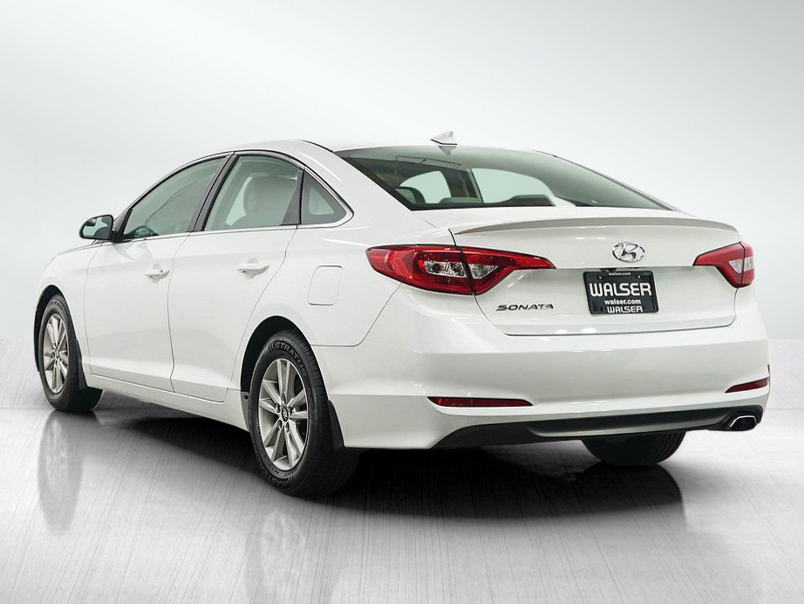 Used 2015 Hyundai Sonata SE w/ Option Group 09 FWD image 3