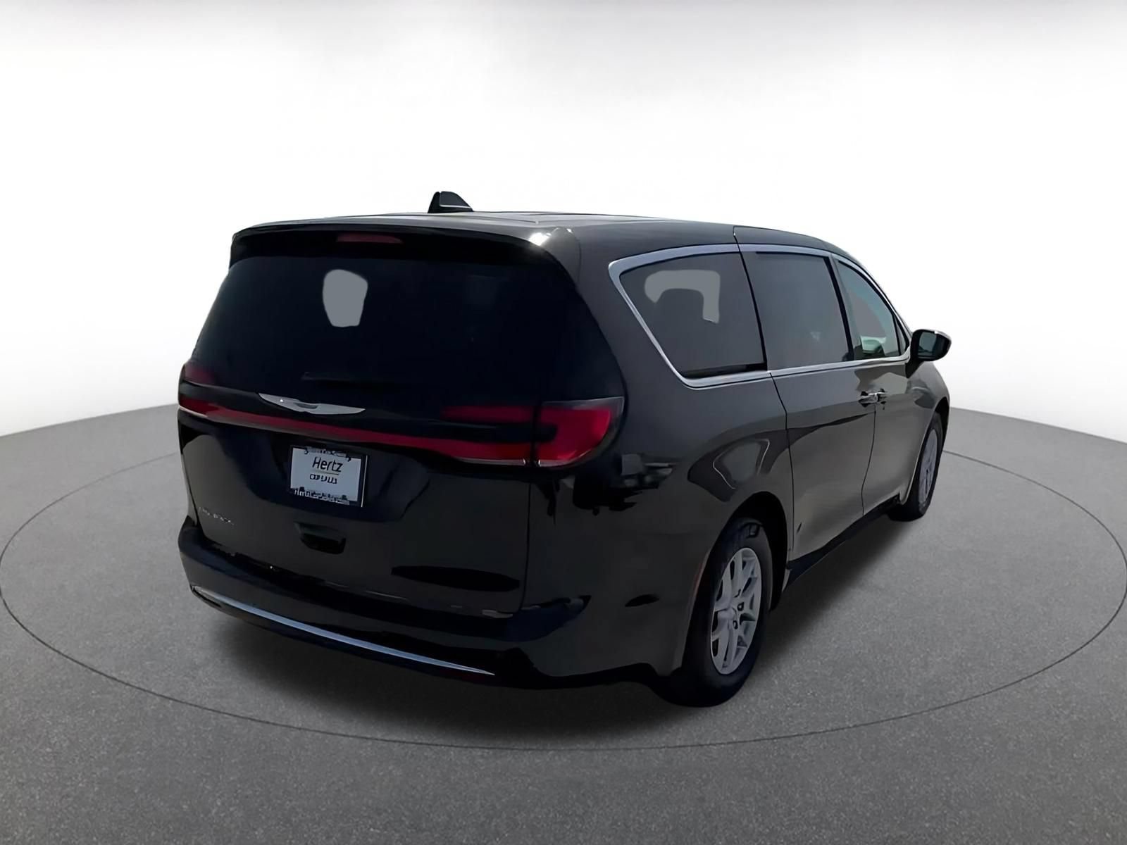 Used 2024 Chrysler Pacifica Touring-L FWD image 13