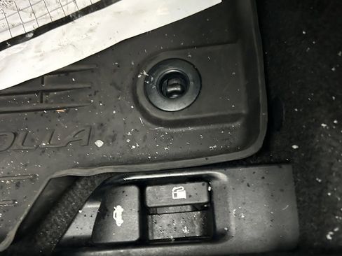 Used 2024 Toyota Corolla SE image 8