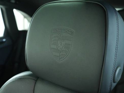 Certified 2025 Porsche Macan AWD/4WD image 34