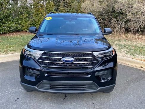 Used 2021 Ford Explorer XLT image 2