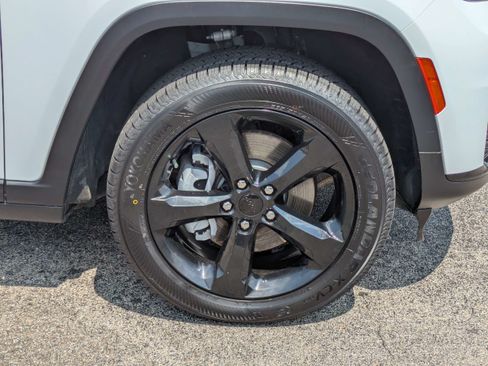 Used 2023 Jeep Grand Cherokee L Laredo AWD/4WD image 11