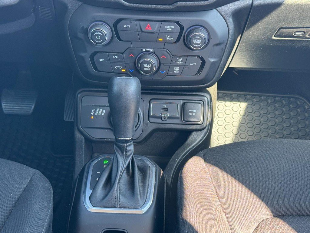 Used 2023 Jeep Renegade Latitude AWD/4WD image 17