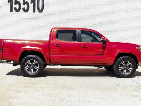 Used 2018 Toyota Tacoma TRD Sport w/ Technology Package image 6