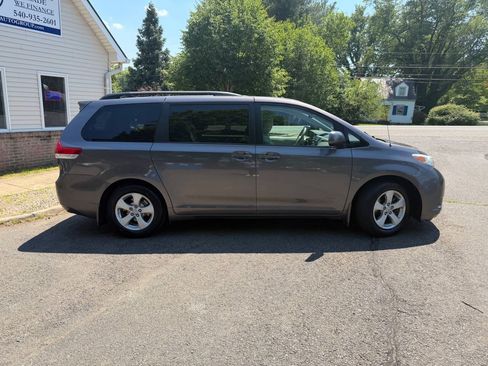 Used 2011 Toyota Sienna LE FWD image 8