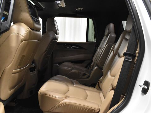 Used 2019 Cadillac Escalade Platinum image 5