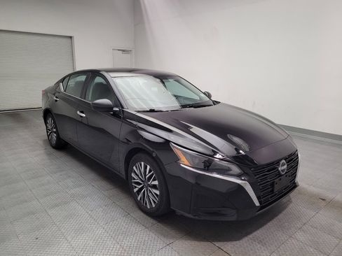 Used 2025 Nissan Altima 2.5 SV FWD image 13
