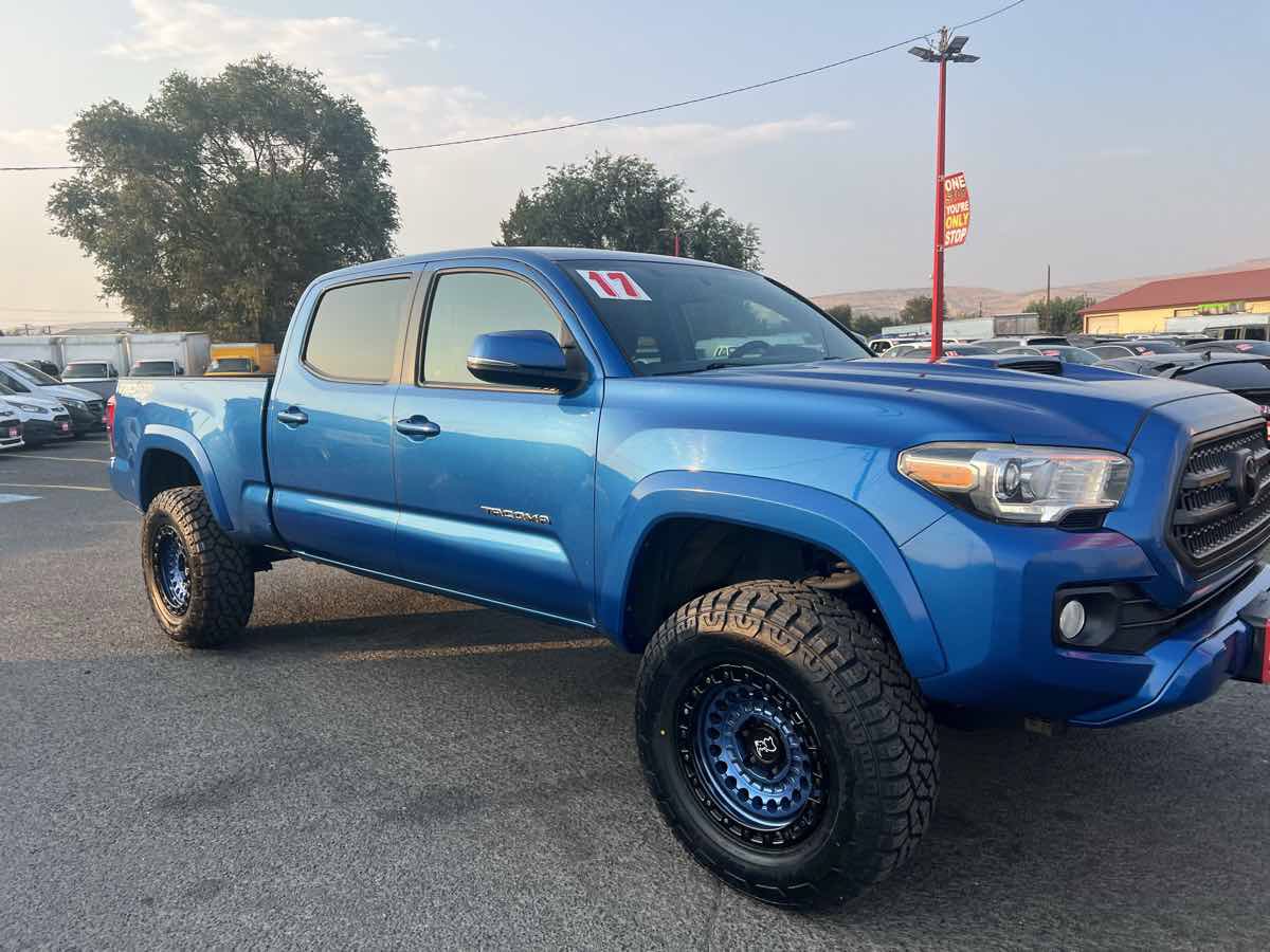 Used 2017 Toyota Tacoma TRD Off-Road AWD/4WD image 4