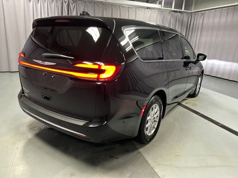 Used 2025 Chrysler Pacifica Select image 7