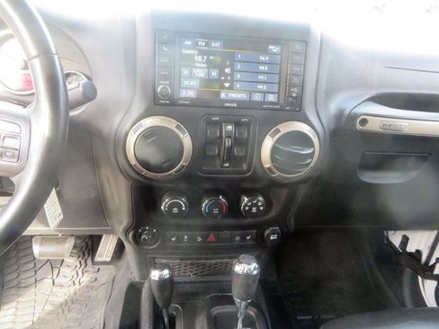 Used 2016 Jeep Wrangler Unlimited Sahara image 16