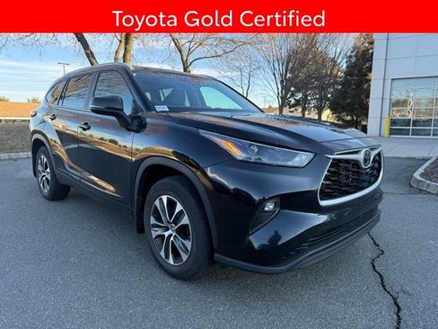 Certified 2023 Toyota Highlander XLE image 1
