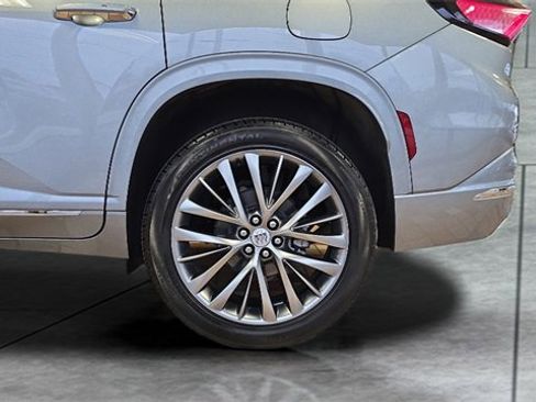 Used 2025 Buick Enclave Avenir image 30