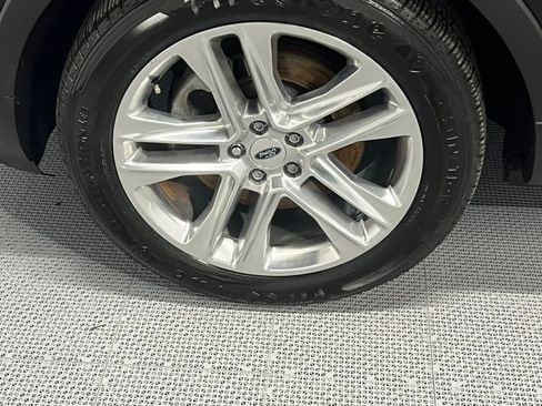Used 2017 Ford Explorer Limited w/ Equipment Group 301A FWD image 9
