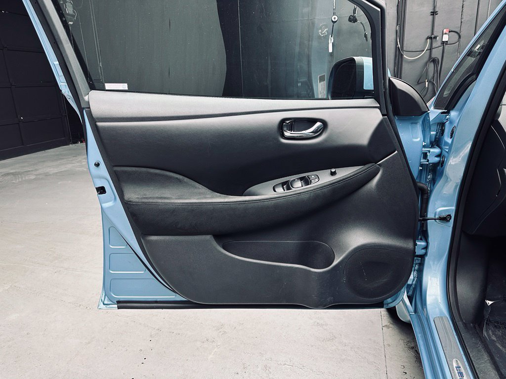 Used 2015 Nissan Leaf S FWD image 21