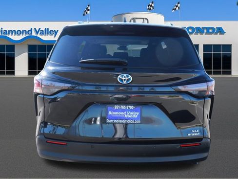 Used 2023 Toyota Sienna XLE image 5