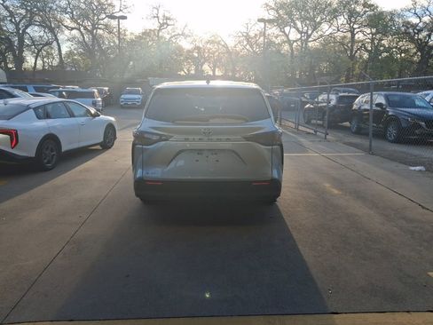 Used 2025 Toyota Sienna LE image 10