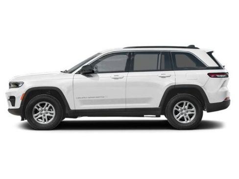Used 2025 Jeep Grand Cherokee Altitude AWD/4WD image 3