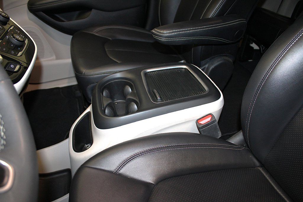 Certified 2024 Chrysler Pacifica Touring-L FWD image 22