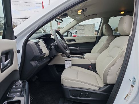 New 2025 Nissan Pathfinder SL image 9