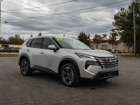 Used 2025 Nissan Rogue SV image 10