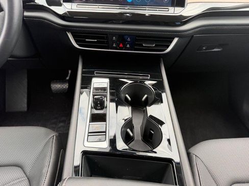 Used 2025 Volkswagen Atlas SE AWD/4WD image 17