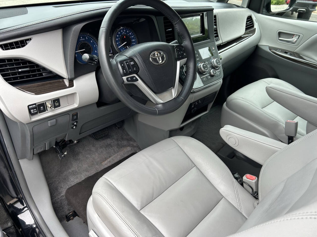 Used 2017 Toyota Sienna XLE FWD image 14