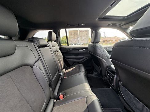 Used 2023 Jeep Grand Cherokee Altitude AWD/4WD image 16
