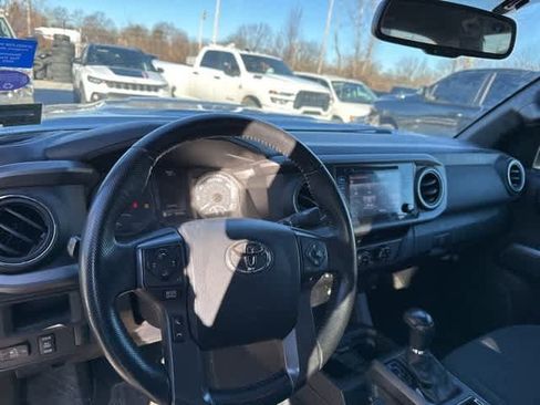 Used 2016 Toyota Tacoma TRD Sport image 6