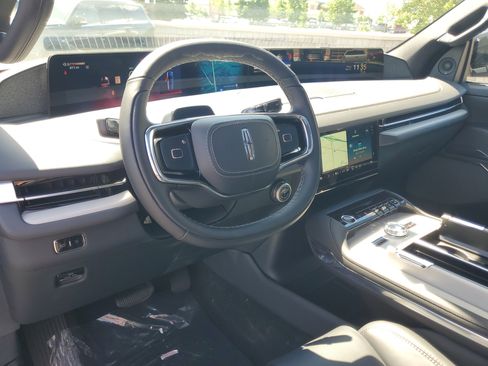 New 2026 Lincoln Navigator Reserve w/ Jet Appearance Package AWD/4WD image 14