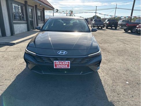 Used 2025 Hyundai Elantra SEL FWD image 2