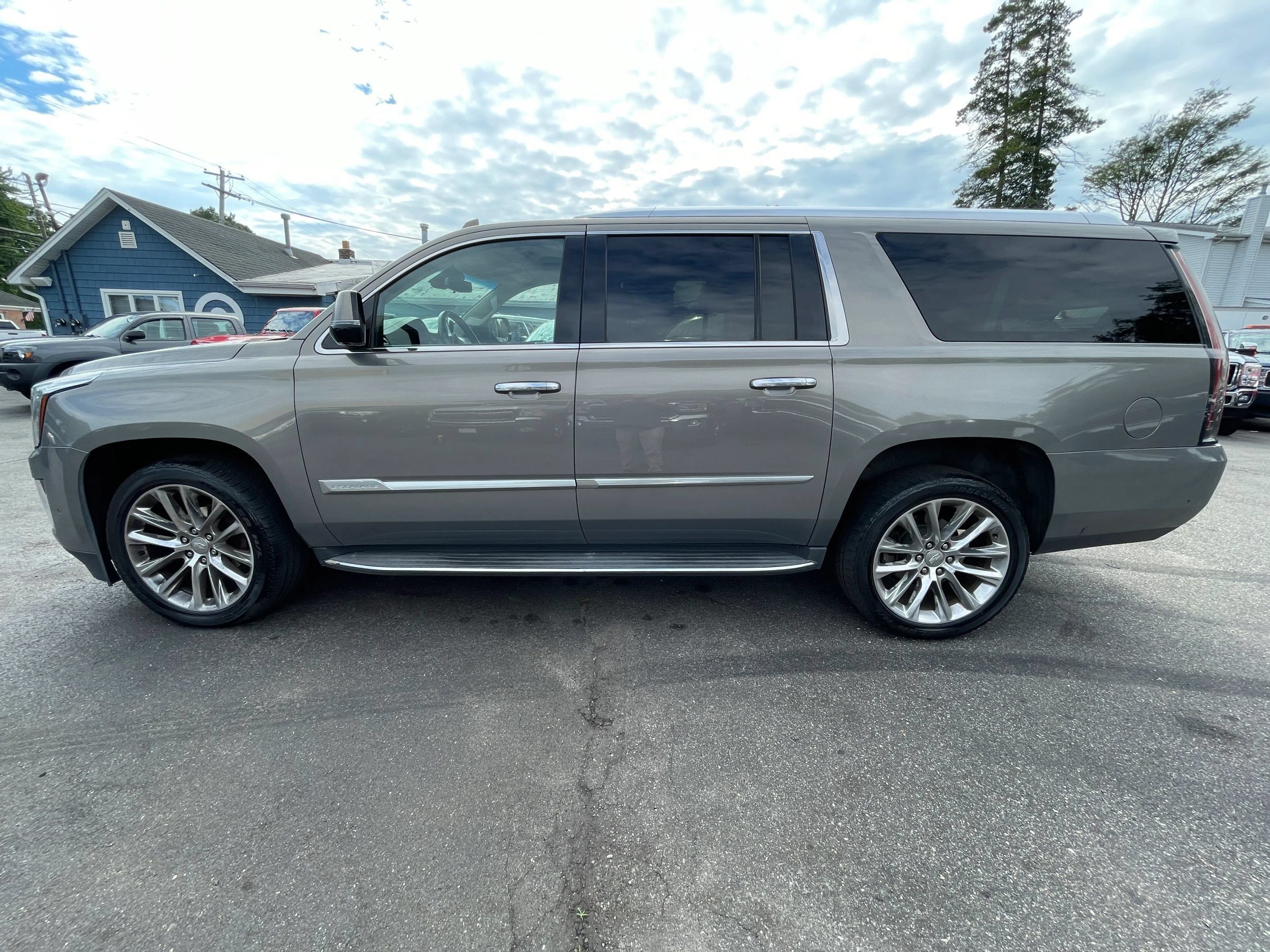 Used 2018 Cadillac Escalade ESV Luxury AWD/4WD image 2