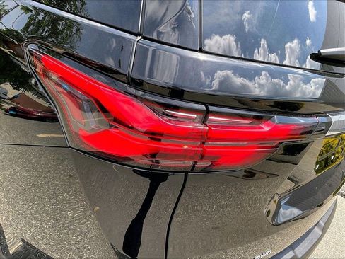 Used 2023 Chevrolet Traverse LT w/ LT Premium Package AWD/4WD image 35