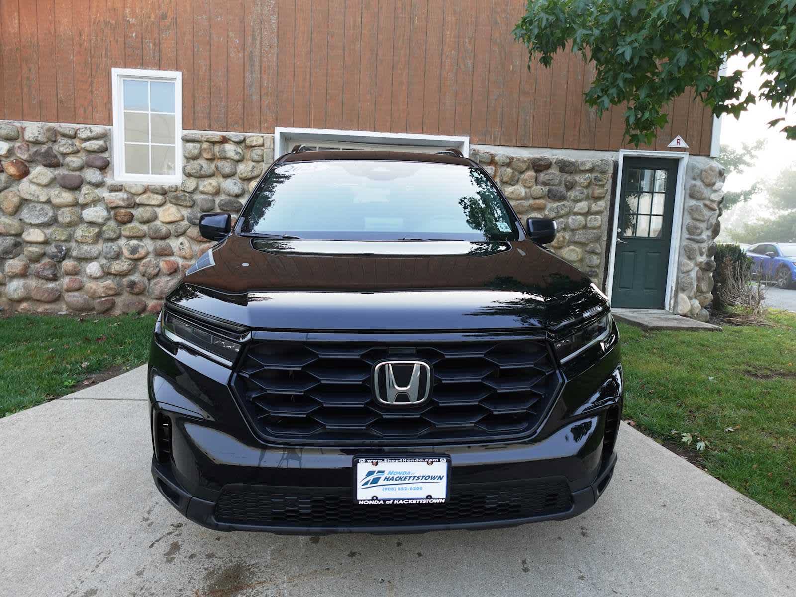Used 2025 Honda Pilot Sport image 2