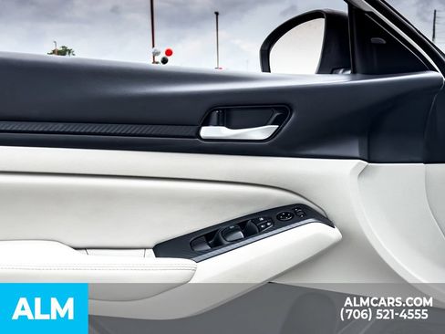 Used 2025 Nissan Altima 2.5 SV FWD image 12