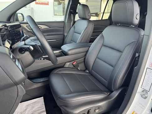 Used 2025 Chevrolet Traverse LT image 19