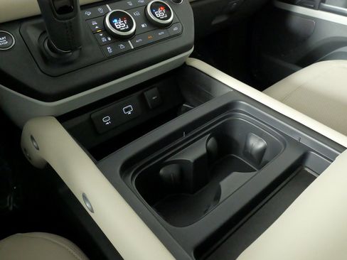 Used 2024 Land Rover Defender 110 S image 77