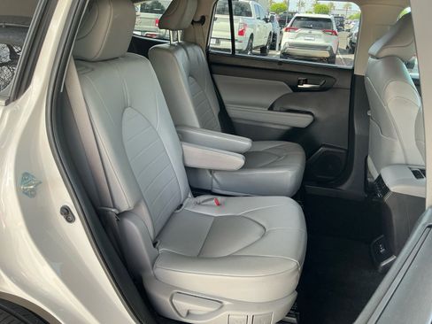 Used 2023 Toyota Highlander XLE FWD image 18