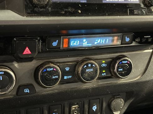 Used 2016 Toyota Tacoma TRD Off-Road w/ Premium & Technology Package image 20